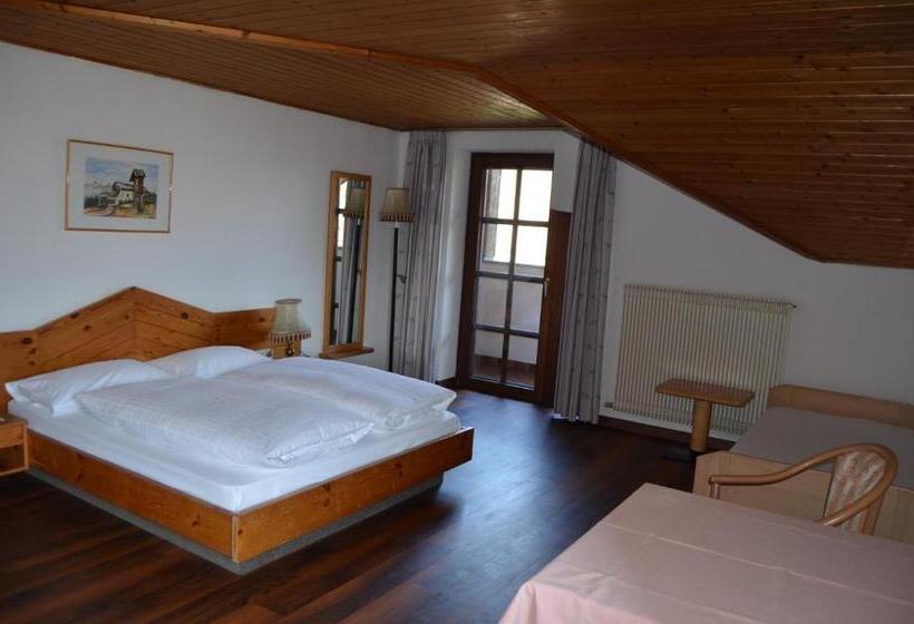 Трехместный Номер Стандарт с Балконом, Eden Guesthouse