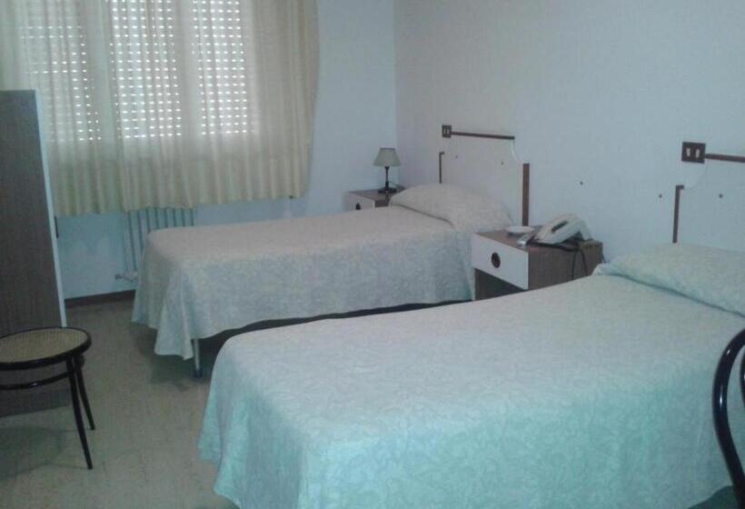 اتاق استاندارد با چشم‌انداز دریا, Albergo Tenda Verde