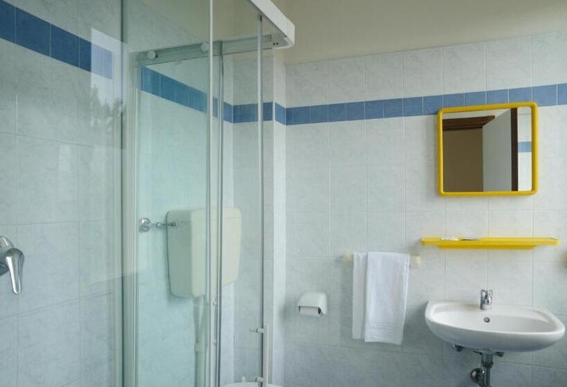 Quarto Estandar, Acacia