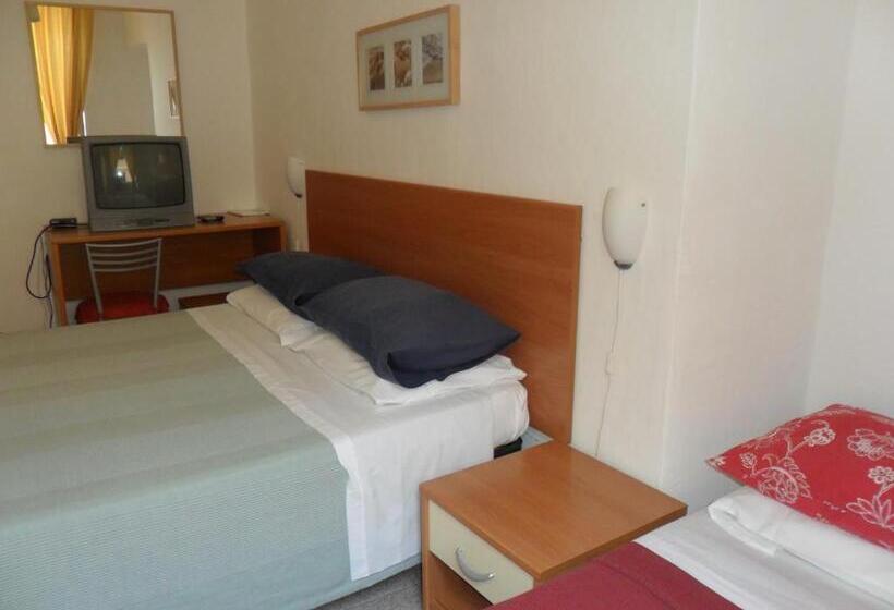 Номер Стандарт Трехместный, Albergo Romeo