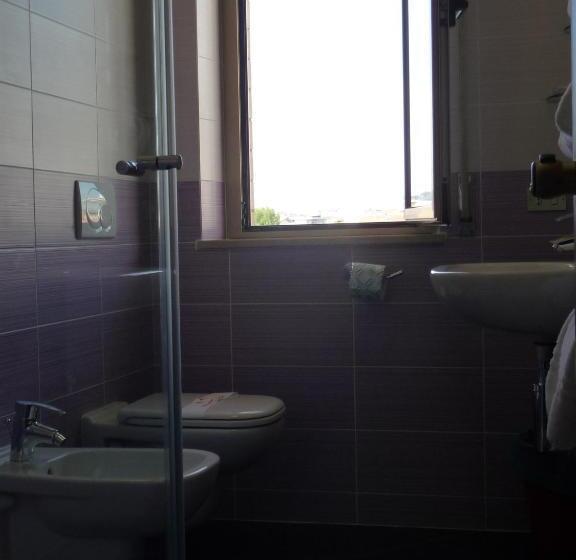 标准三人间, Naxos B&b