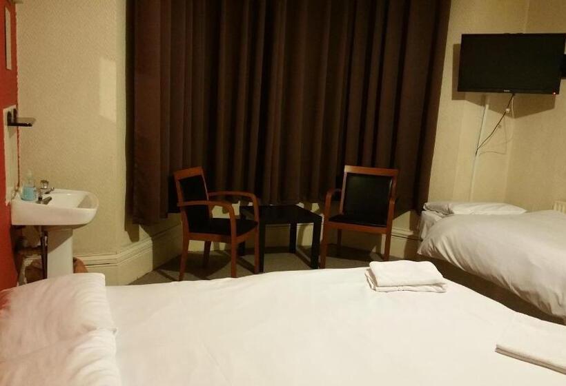 اتاق استاندارد سه تخته با سرویس بهداشتی مشترک, Best Inn
