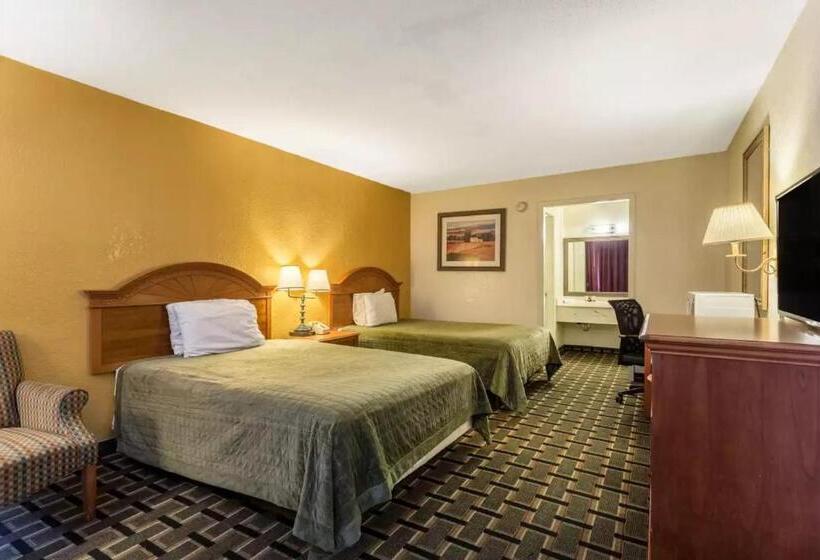 带2个双人床的标准工作室, Rodeway Inn Denmarkjackson