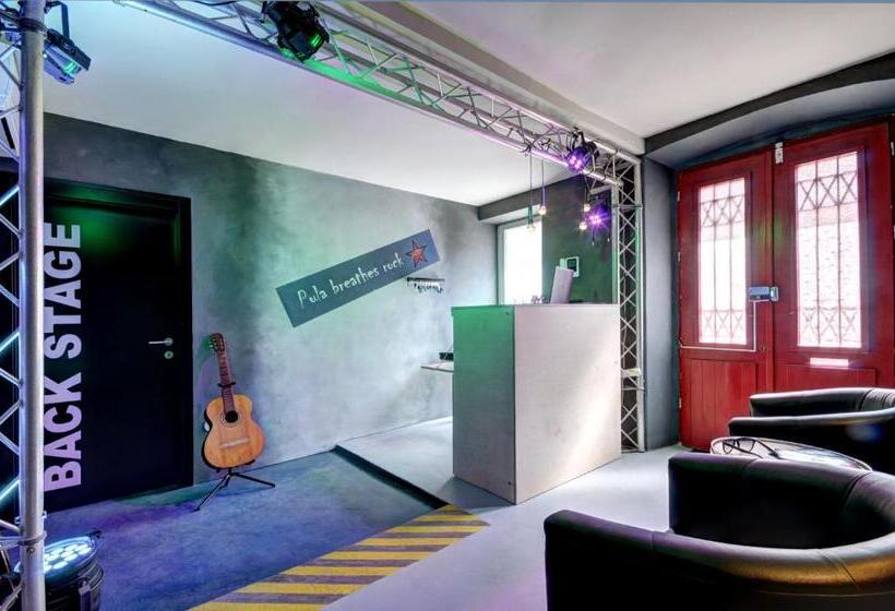 غرفة قياسية ثلاثية, Rock Rooms Pula