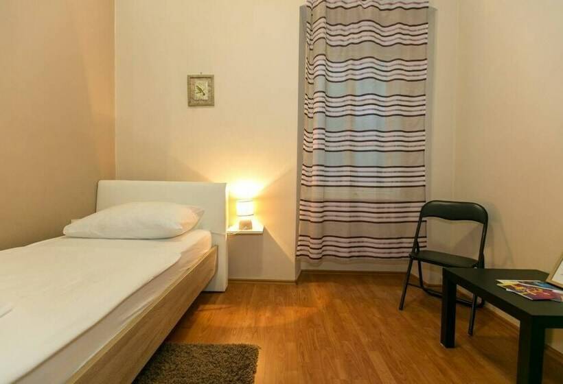 اتاق استاندارد یک تخته با سرویس بهداشتی مشترک, Hostel Morcic