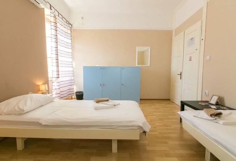 اتاق استاندارد سه تخته با سرویس بهداشتی مشترک, Hostel Morcic
