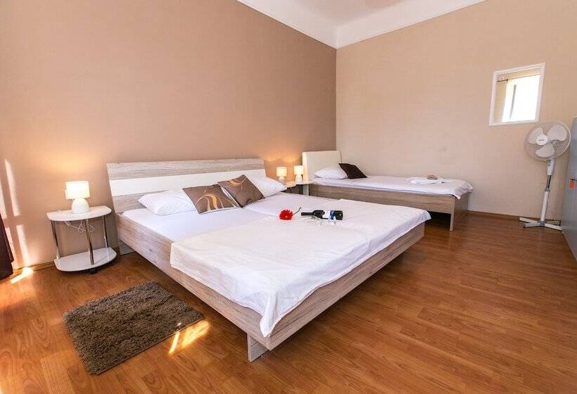اتاق راحتی سه تخته, Hostel Morcic