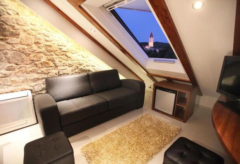 펜트하우스 룸, Villa Kampanel