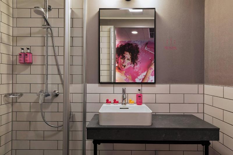 Семейный Номер, Moxy Frankfurt East