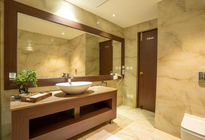 디럭스 스위트 킹 침대, Indraprastha Spa Resort