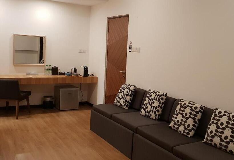سوییت جونیور, Lot 33 Boutique