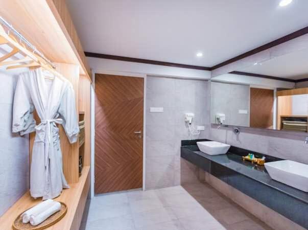 سوییت جونیور با بالکن, Lot 33 Boutique