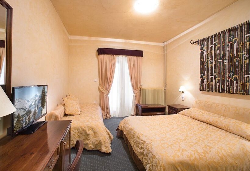 غرفة قياسية ثلاثية, Country Club Hotel & Suites