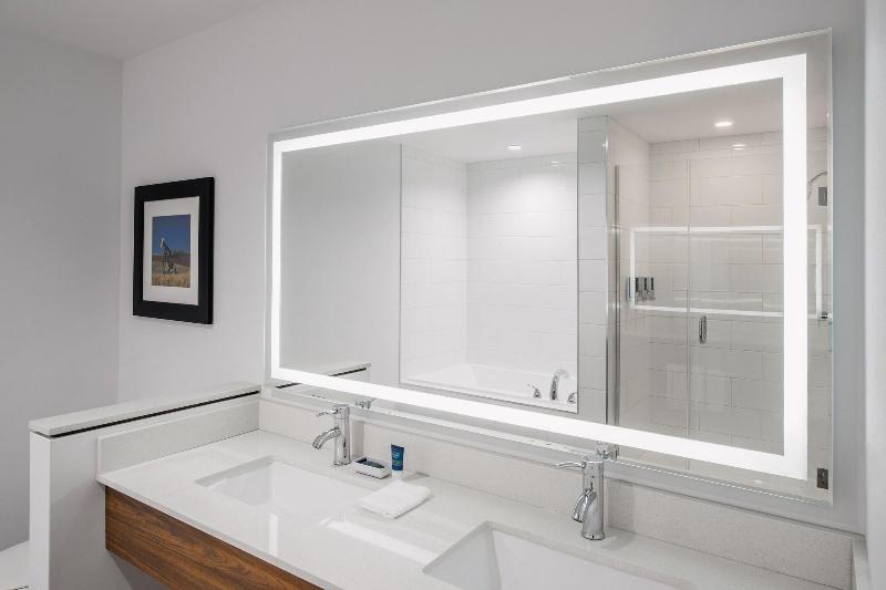 Люкс Кровать Кинг, Four Points By Sheraton Grande Prairie