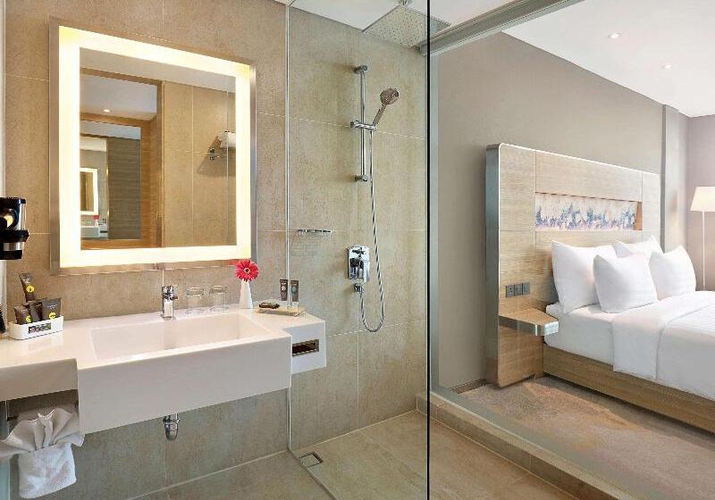 带大床的高级房间, Novotel Samator Surabaya Timur