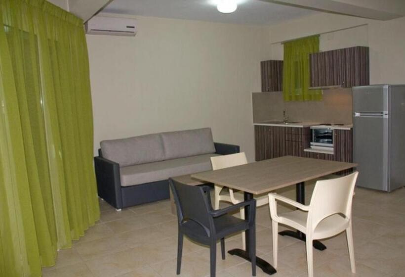 شقة غرفة واحدة, Fournia Village