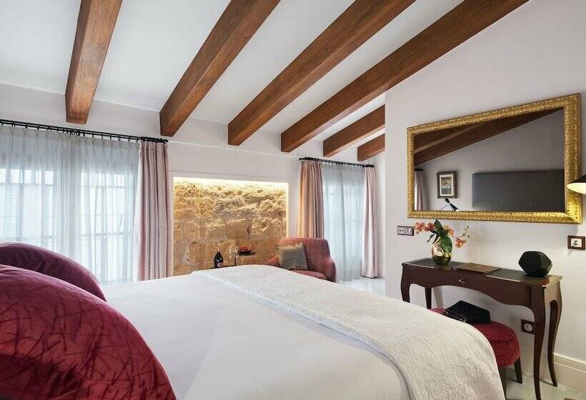 Номер Deluxe, Gloria De Sant Jaume