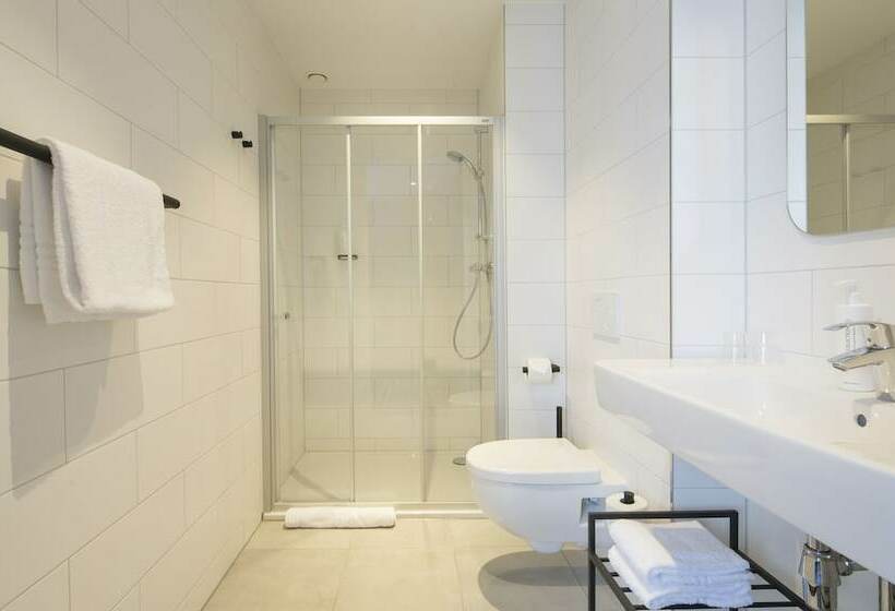 Standard Triple Room, Corendon Village Amsterdam