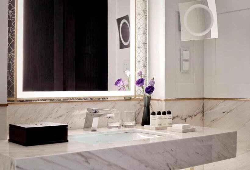 주니어 스위트 킹사이즈 침대, The Alexander, A Luxury Collection Hotel, Yerevan