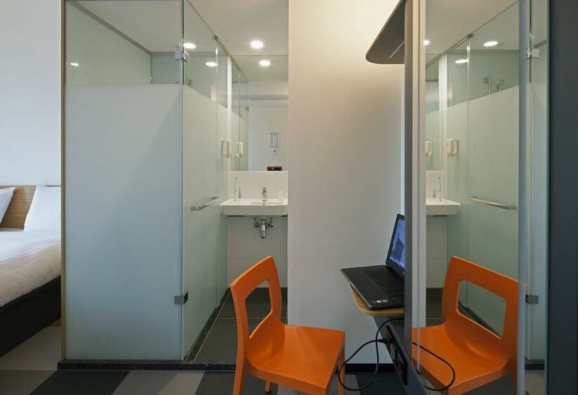 Номер Стандарт, Easyhotel Maastricht City Centre