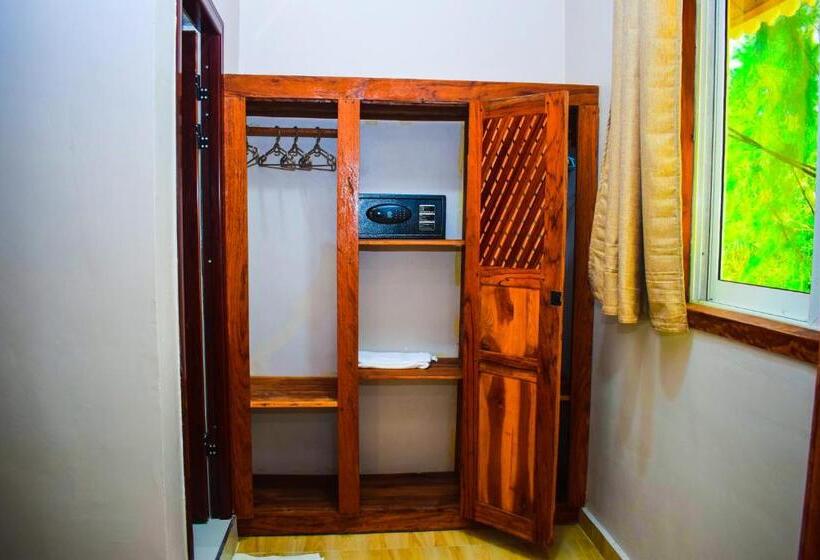 اتاق لوکس خانوادگی, Kikoi Boutique