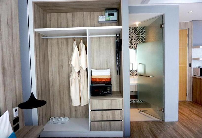 اتاق لوکس با چشم‌انداز استخر, The Lake Chalong Hotel Sha Plus