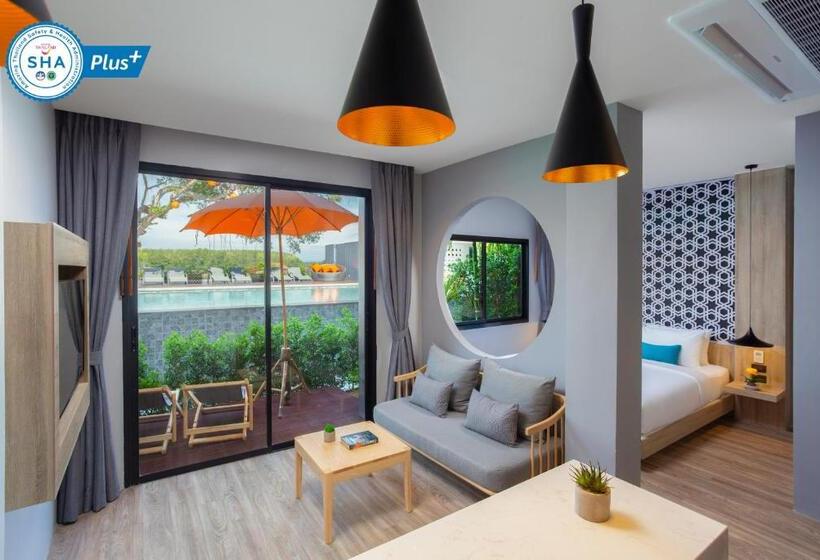 اتاق لوکس با چشم‌انداز استخر, The Lake Chalong Hotel Sha Plus