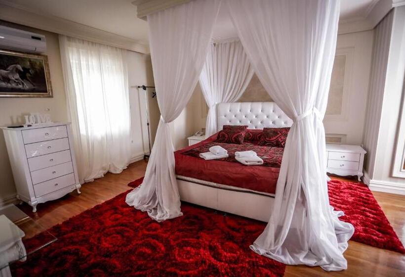 Deluxe Room, Bob