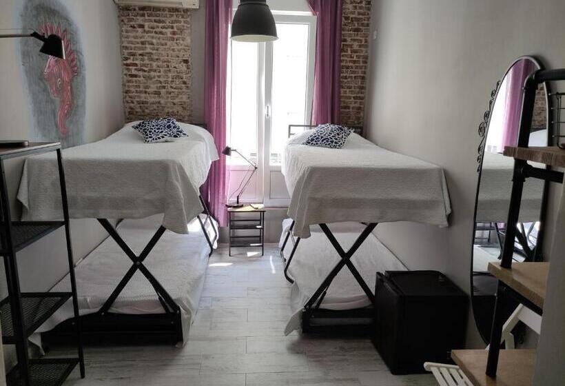 اتاق استاندارد چهار تخته, Hostal Hispalense