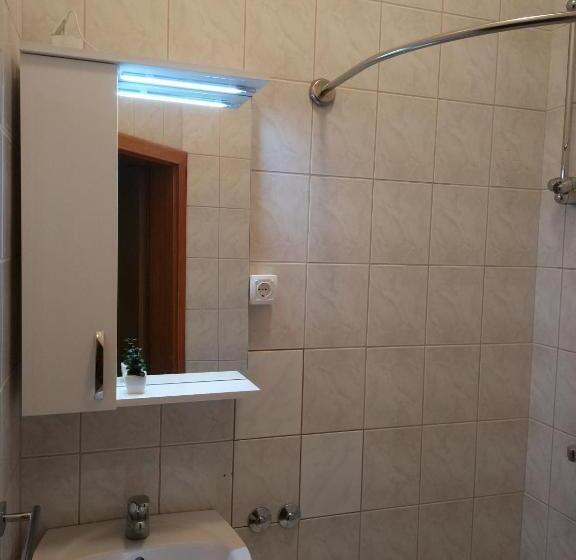 اتاق استاندارد یک نفره, Guest House Regina Mundi