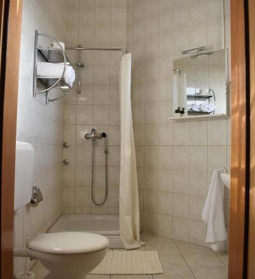 اتاق استاندارد سه تخته با بالکن, Guest House Regina Mundi