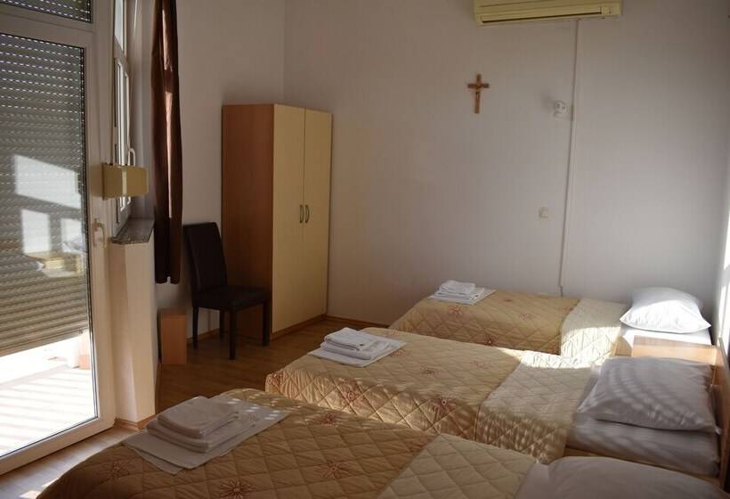 اتاق استاندارد سه نفره, Guest House Regina Mundi