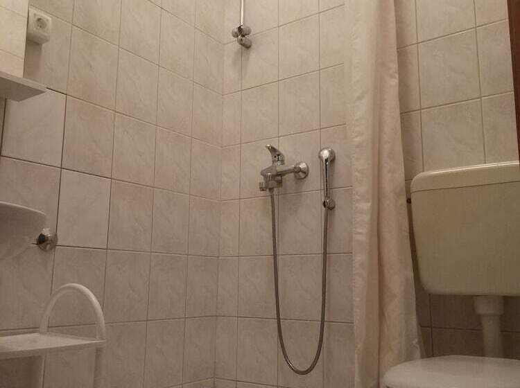 اتاق استاندارد یک نفره, Guest House Regina Mundi