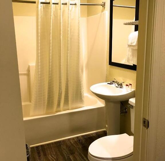 Номер Deluxe Одноместный, Whistling Pines   Daily & Extended Stay, Elizabeth City