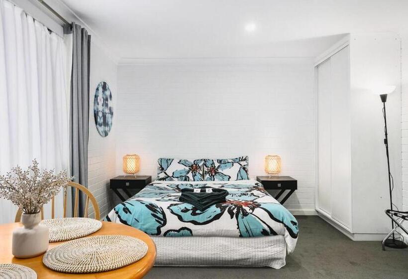 스탠다드 스튜디오, Malibu Apartments   Perth