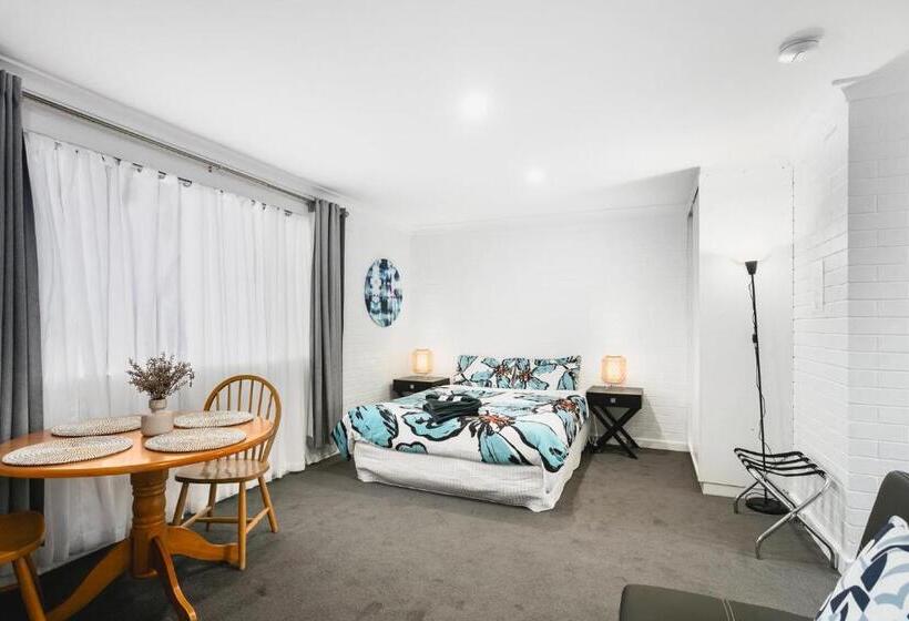 스탠다드 스튜디오, Malibu Apartments   Perth