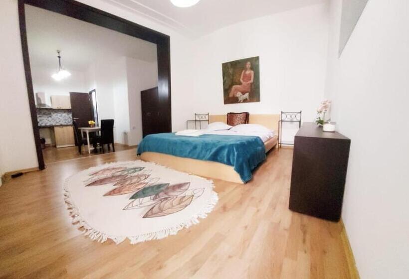 استودیوی لوکس, Happy Accomodation