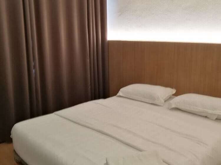 Quarto Deluxe, Place2stay Simpang Tiga