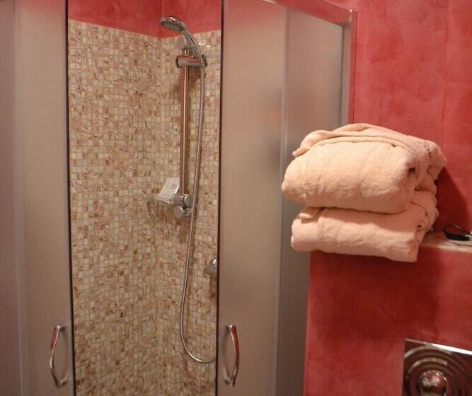 Quarto Estandar Individual, The Old Times