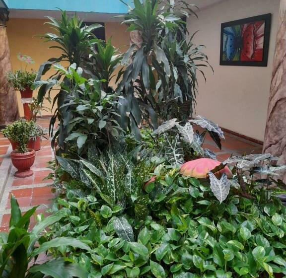 اتاق خانوادگی, Colonial Inn