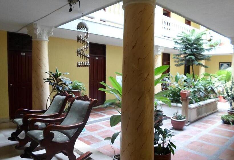 اتاق استاندارد سه نفره, Colonial Inn