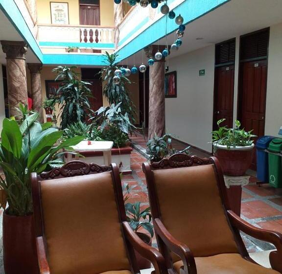 اتاق استاندارد سه نفره, Colonial Inn