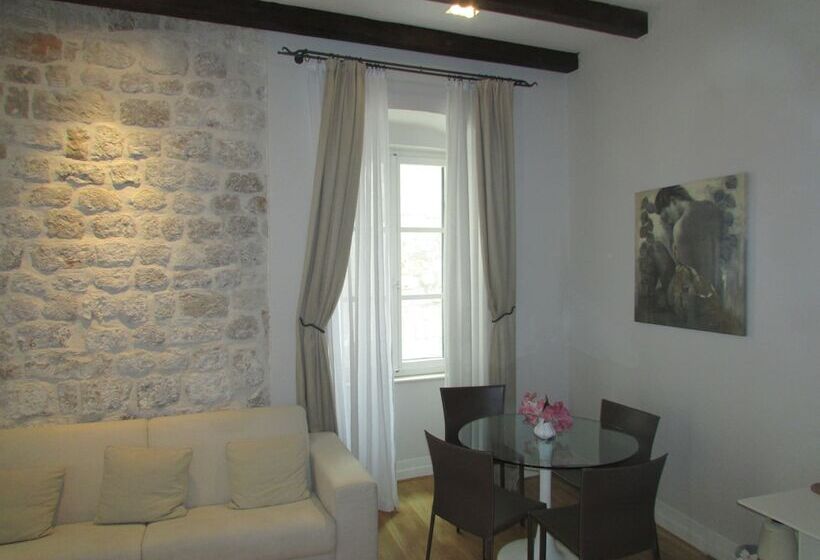 استودیوی لوکس, Blasius Residence