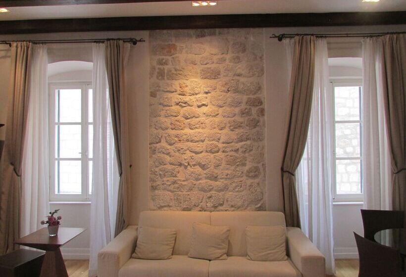 استودیوی لوکس, Blasius Residence