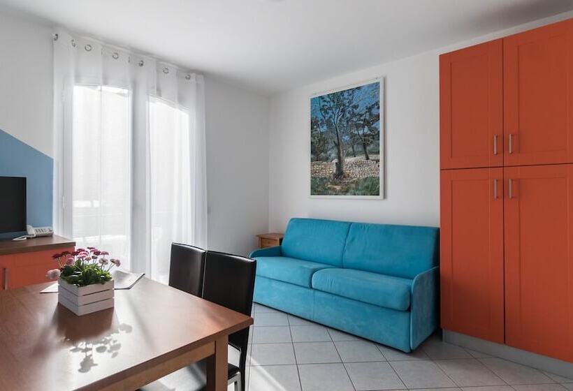 آپارتمان 1 خوابه با چشم‌انداز جانبی دریا, Residence Il Poggio