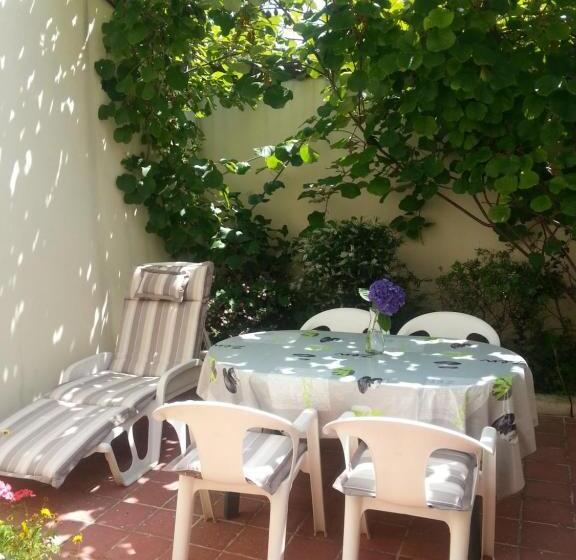 بانگلوی استاندارد, Gites De La Cote D'emeraude