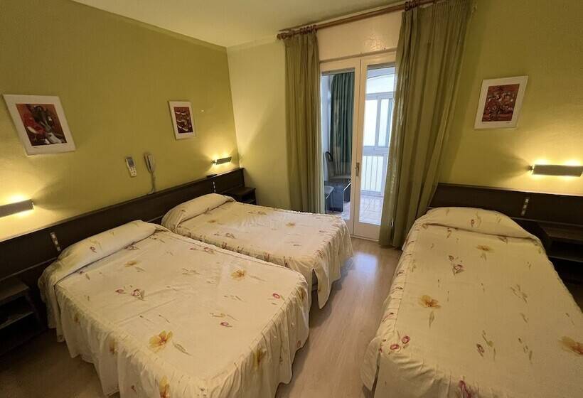 Номер Стандарт Трехместный, Hostal La Vila