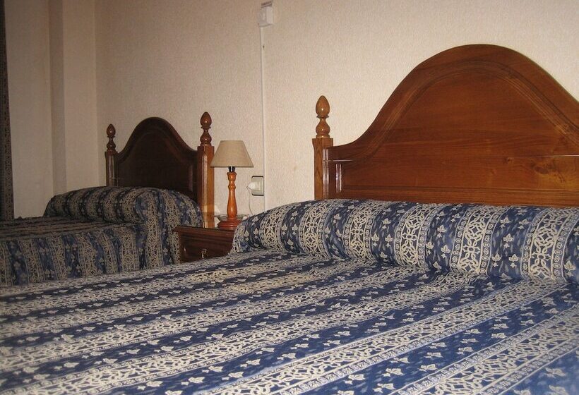 Номер Стандарт Трехместный, Hostal Restaurante La Trucha