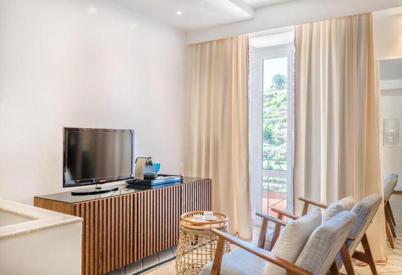 جناح جونيور مطلّ علي البحر, La Torretta Lodge