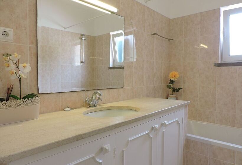 סוויטה דלוקס, Petunia Guest House